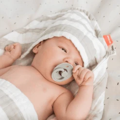 Done By Deer ™ Badhanddoek Met Capuchon Stripes Sand -Done By Deer done by deer badhanddoek met capuchon stripes sand a395027 3