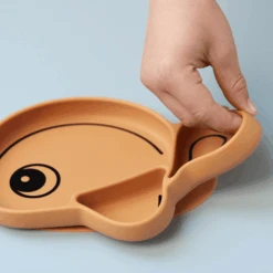 Done By Deer ™ Bord Stick & Stay Wally In Mosterdgeel -Done By Deer done by deer bord stick amp stay wally in mosterdgeel a309034 3