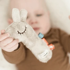 Done By Deer ™ Rammelaar Piepende Grijper Lalee Sand -Done By Deer done by deer rammelaar piepende grijper lalee sand a373496 4