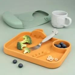 Done By Deer Siliconen Vakjesbord Peekaboo - Mustard -Done By Deer done by deer siliconen kinderbord peekaboo mustard3