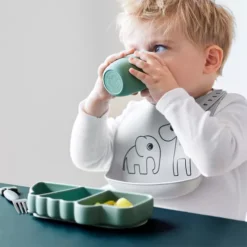 Done By Deer Siliconen Snackbord Stick & Stay Croco - Green -Done By Deer done by deer siliconen snackbord stick stay croco green2